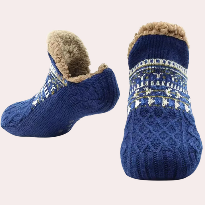 Blauwe gebreide huissokken met Noors patroon en warme fleece voering, ideaal voor wintercomfort. Antislip zool voor extra veiligheid.