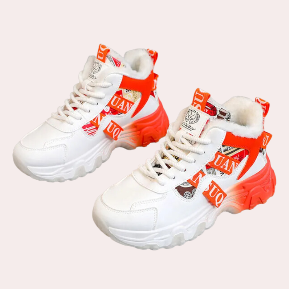 Witte en oranje sneakers met dikke zool, opvallende rode accenten en veters. Trendy sportschoenen voor dames, ideaal voor casual en sportieve looks.