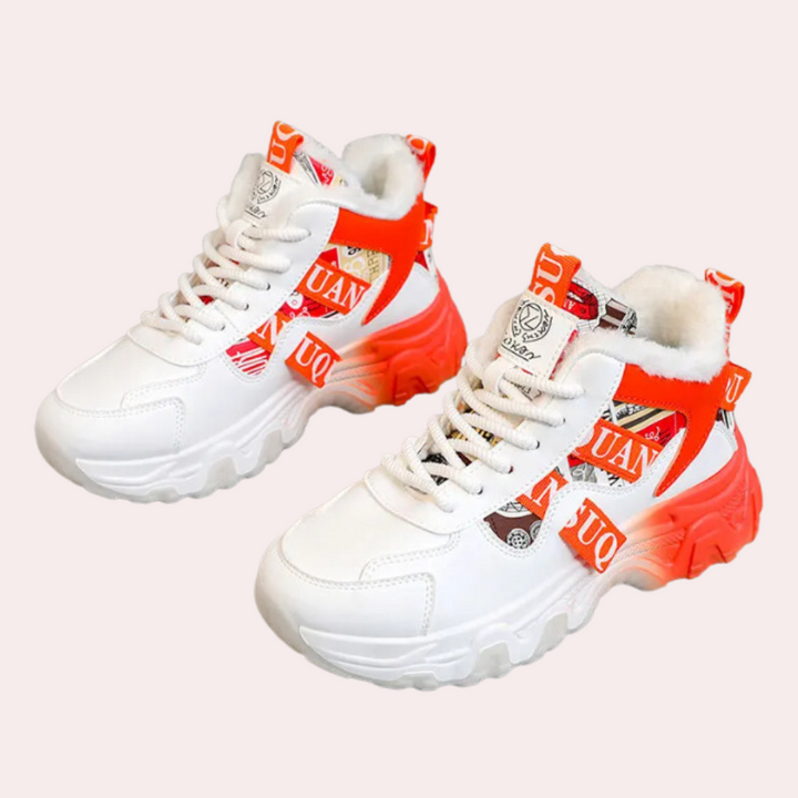 Witte en oranje sneakers met dikke zool, opvallende rode accenten en veters. Trendy sportschoenen voor dames, ideaal voor casual en sportieve looks.