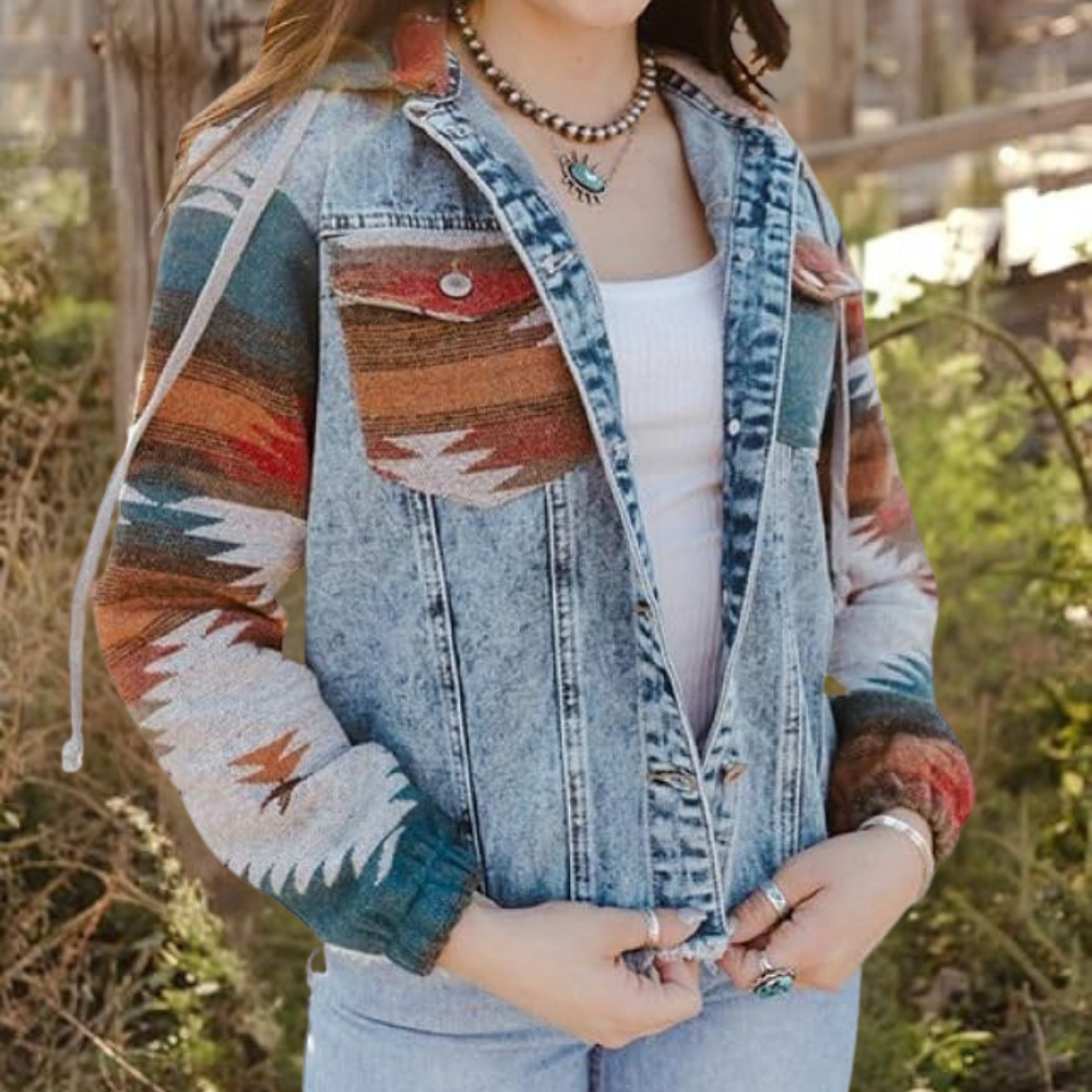 Vrouw in vintage denim jas met kleurrijke Azteekse patronen, buiten gefotografeerd. Trendy bohemian mode, perfect voor casual herfstoutfits.