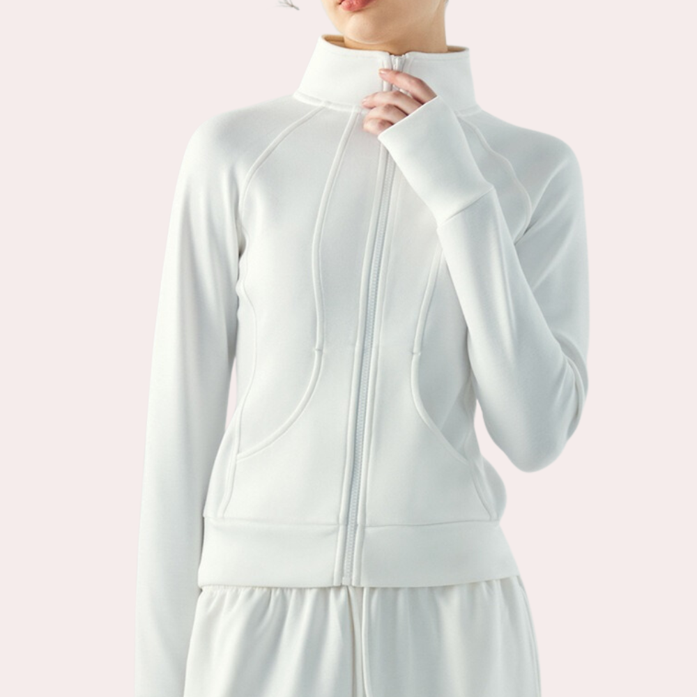 Vrouw in witte sportjas met ritssluiting, hoge kraag en lange mouwen. Ideaal voor damesmode, sportkleding, comfortabele activewear.