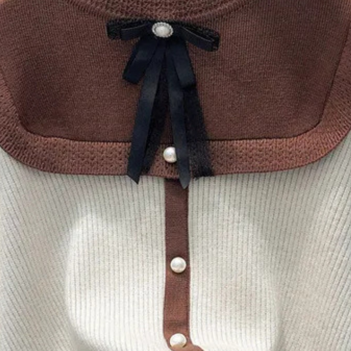 Bruine en witte trui met parelknopen en zwarte strik, damesmode, herfstkleding, stijlvolle en elegante outfit, trendy kledingstuk.