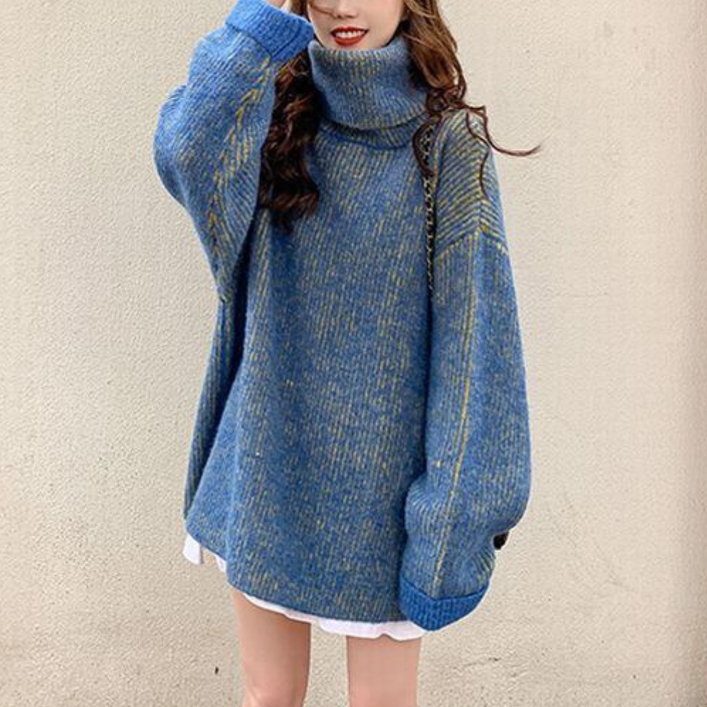 Vrouw in oversized blauwe trui met col, casual herfstmode, trendy dameskleding, comfortabele gebreide outfit, modieuze streetwear stijl.