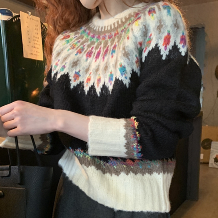 Damestrui met kleurrijk Noors breipatroon, zwart-wit met bloemenaccenten. Perfect voor wintermode en Scandinavische stijl.
