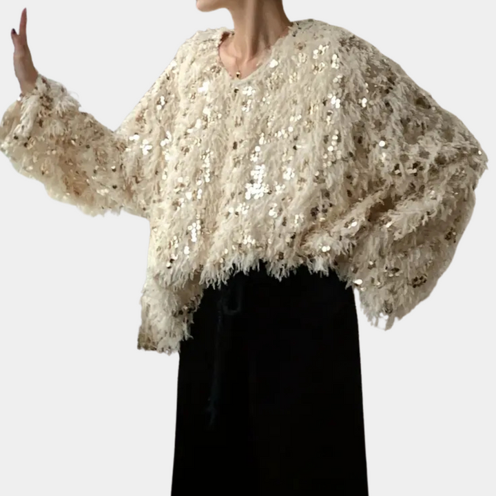 Beige pailletten trui met franjes, oversized pasvorm, damesmode, trendy feestkleding, stijlvolle outfit, modieuze dameskleding.