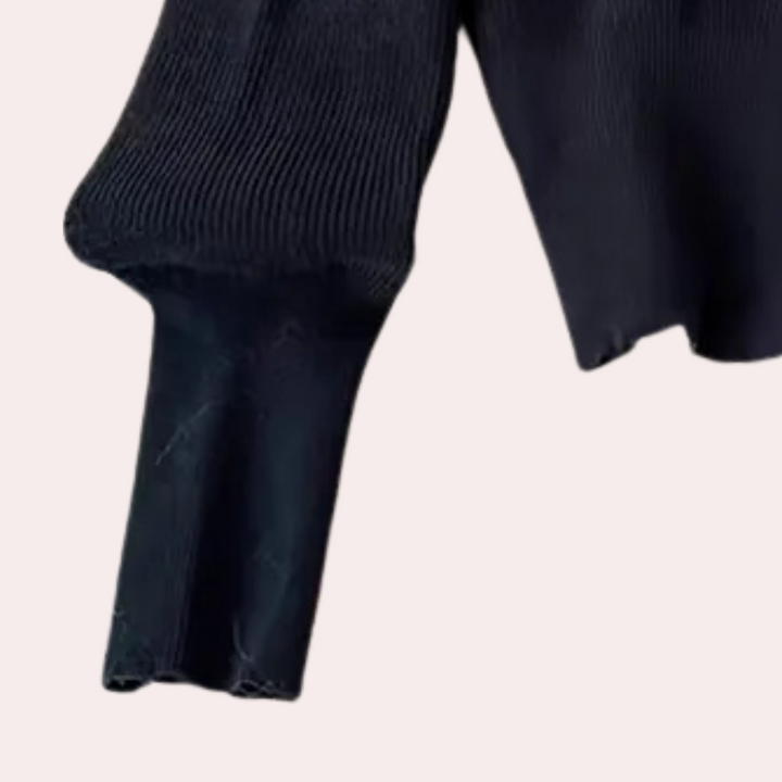 Zwarte geribbelde trui met lange mouwen, modieuze dameskleding, comfortabele pasvorm, herfst- en wintermode, stijlvolle casual outfit.