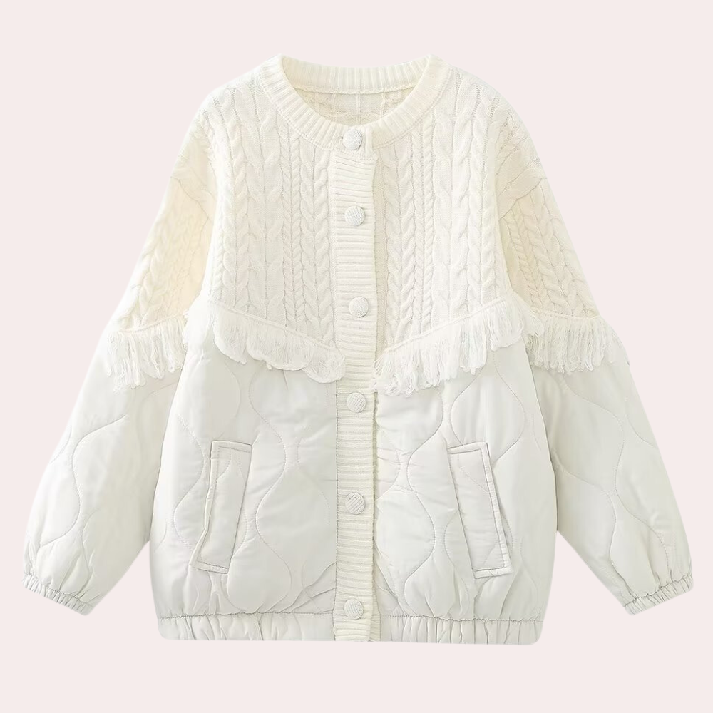 Witte gewatteerde kinderjas met kabelgebreide details en franjes, knoopsluiting en zakken. Perfect voor wintermode en warme kinderkleding.