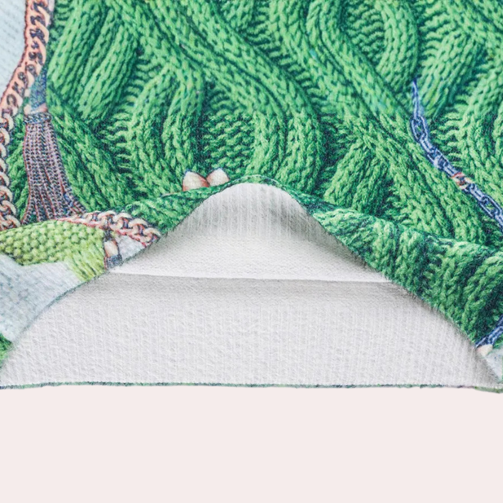 Groene gebreide trui met gedetailleerd kabelpatroon en kleurrijke accenten, close-up van textuur en stof, mode en kledingontwerp.