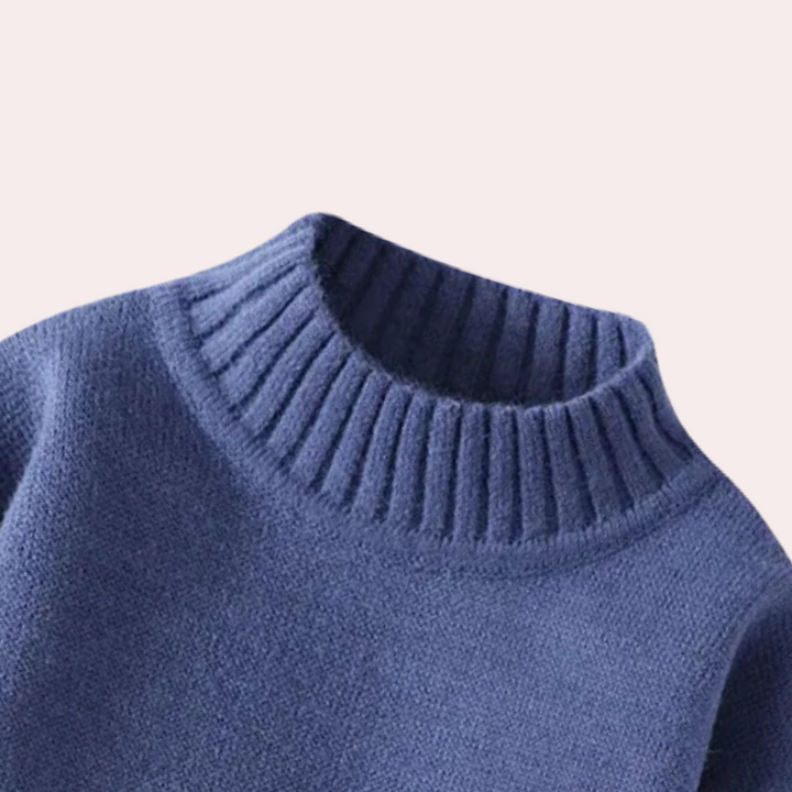 Blauwe wollen trui met geribbelde col, zachte textuur, modieuze herenkleding, wintermode, warme kleding, stijlvolle trui voor koud weer.