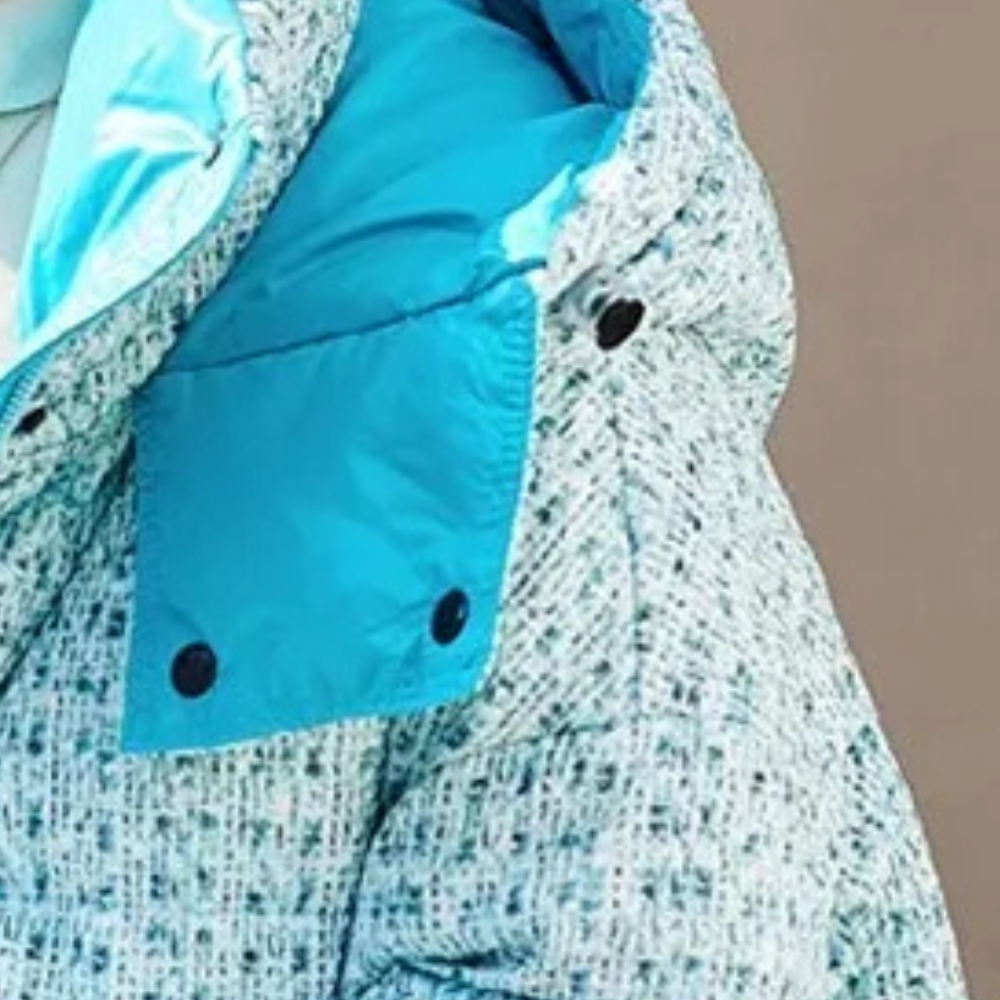 Blauwe gewatteerde winterjas met capuchon, knopen en textuurpatroon, ideaal voor koude weersomstandigheden. Stijlvolle en warme damesjas.