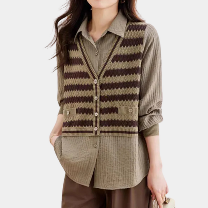 Vrouw in modieuze outfit met gestreept gebreid vest en beige blouse. Trendy herfstkleding, casual stijl, damesmode.
