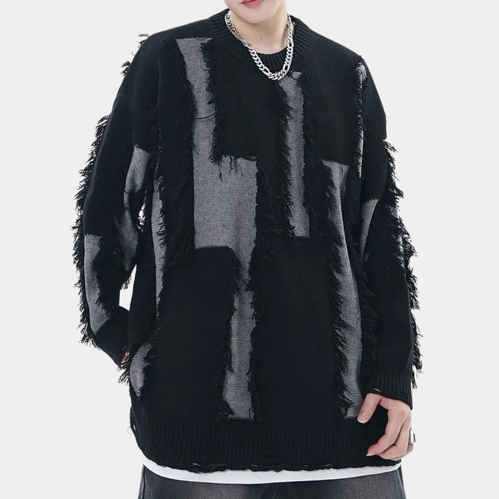 Zwart-grijze oversized trui met rafelige details, unisex streetwear, modetrend, casual stijl, geschikt voor herfst en winter.