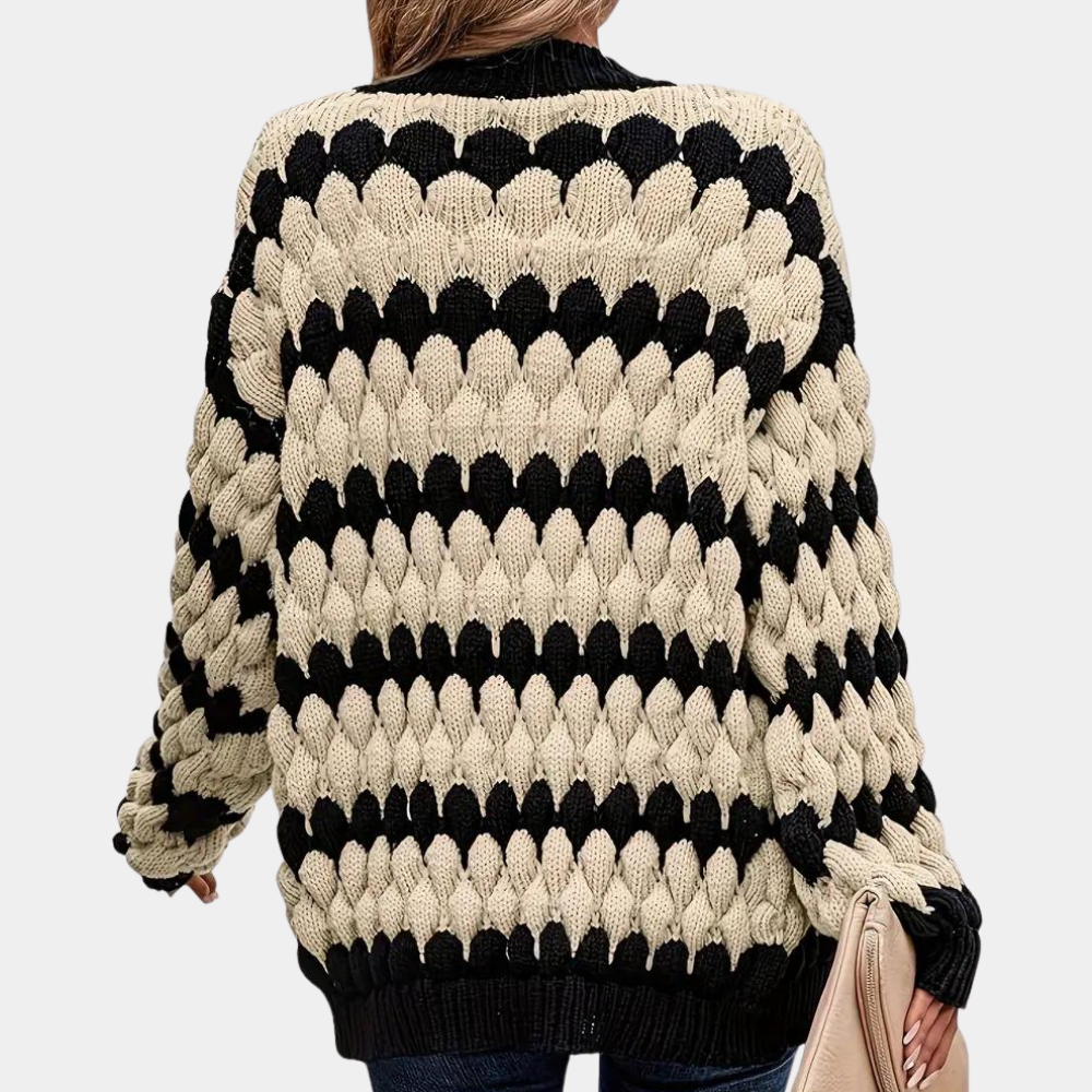 Dames gebreide trui met zwart-wit patroon, oversized pasvorm, modieuze herfst- en winterkleding, comfortabele en warme stijl.