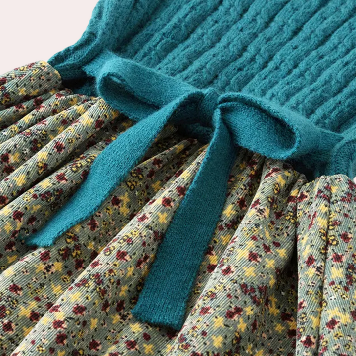 Blauwe gebreide jurk met bloemenprint en strik, meisjesmode, herfstkleding, kinderkleding, stijlvolle outfit, comfortabele stof.