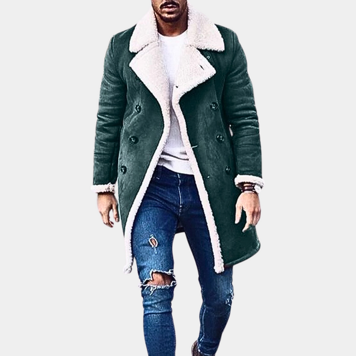Man in groene shearling jas, witte trui en gescheurde jeans. Modieuze winterkleding, herenkleding, trendy stijl.