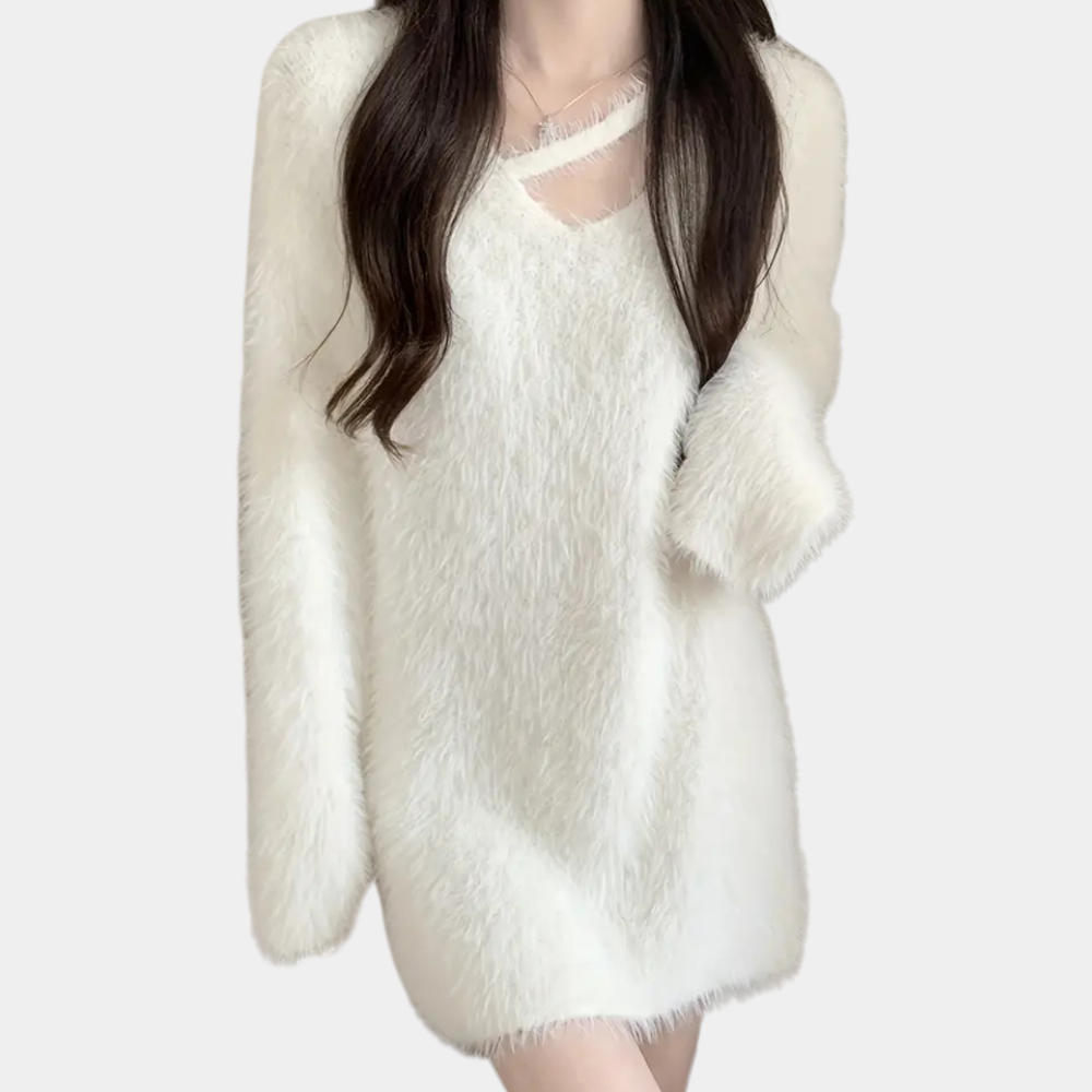 Witte pluizige trui damesmode, lange mouwen, V-hals, trendy winterkleding, zachte stof, casual stijl, comfortabele pasvorm, modieuze outfit.