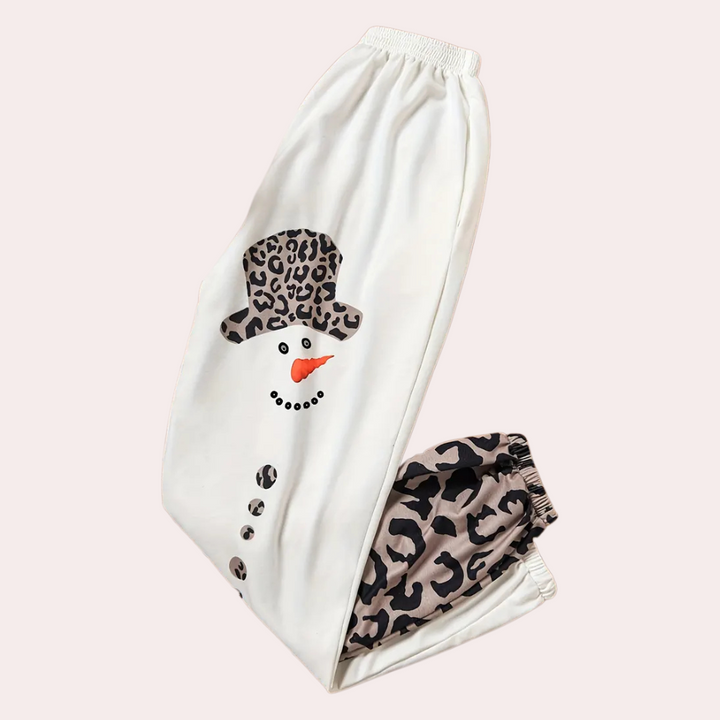 Witte joggingbroek met sneeuwpopprint en luipaardmotief, comfortabele loungewear, trendy damesmode, casual winterkleding, elastische taille.