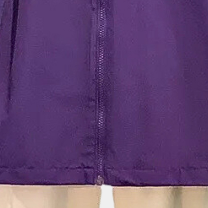 Paarse jurk met ritssluiting, close-up van de onderkant. Modieuze dameskleding, trendy design, hoogwaardige stof. Perfect voor casual en formele gelegenheden.