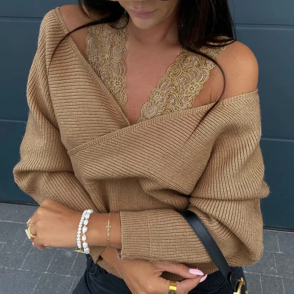 Vrouw in bruine oversized trui met kanten top, gouden sieraden en zwarte tas. Modieuze herfstoutfit, trendy dameskleding, casual stijl.