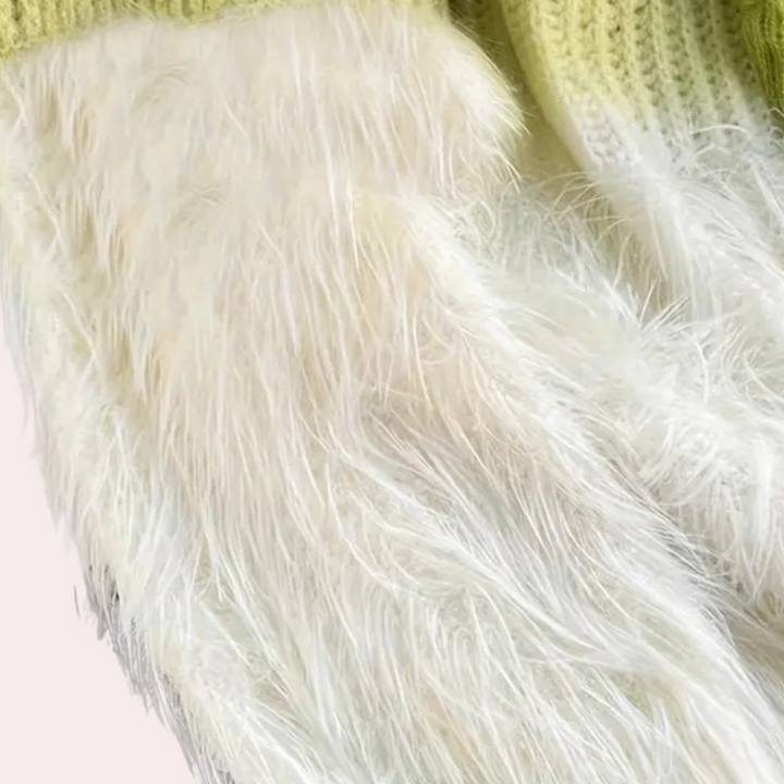 Groene en witte gebreide trui met pluizige textuur, close-up. Modieuze dameskleding, wintertrui, zachte stof, trendy design.
