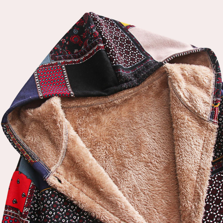 Patchwork hoodie met kleurrijk design en zachte, beige fleece voering. Ideaal voor wintermode, biedt warmte en stijl. Uniek en trendy kledingstuk.
