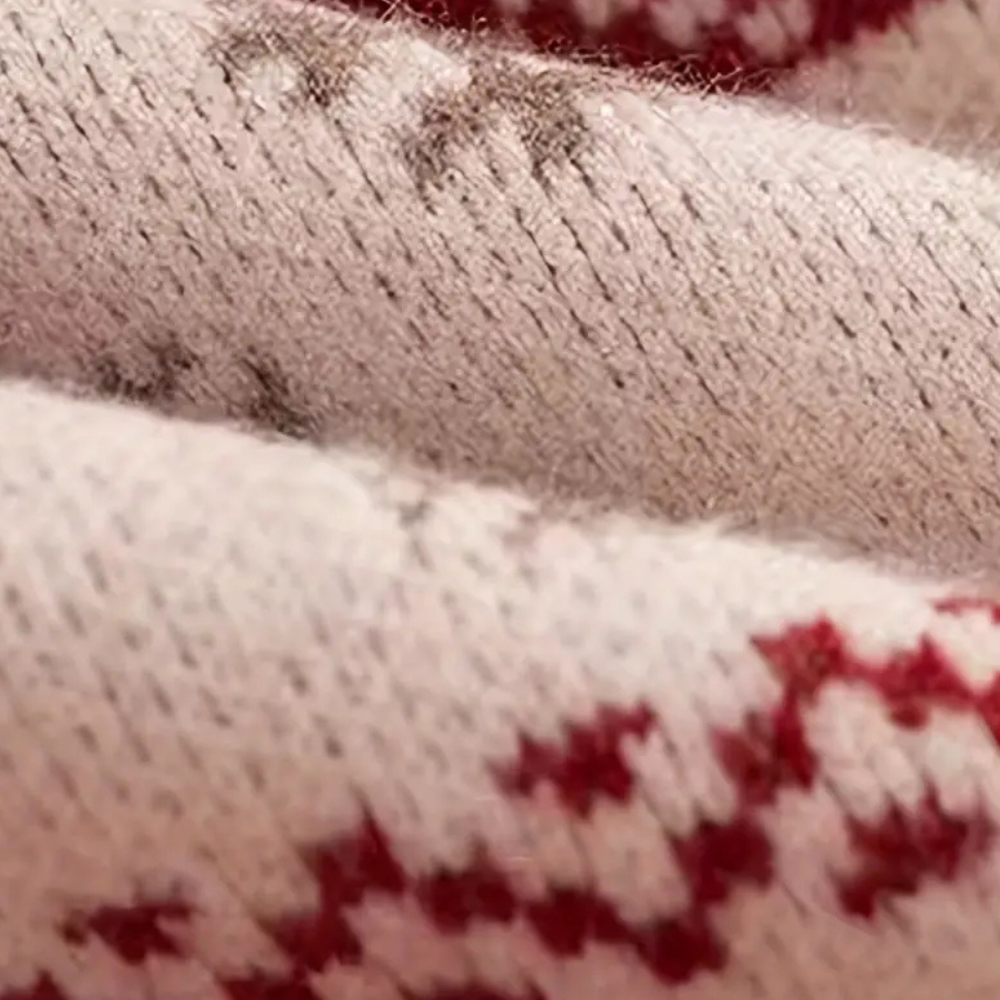 Beige wollen trui close-up met rood gebreid patroon, zachte textuur, winterkleding, warme stof, modieuze gebreide kleding, comfortabele stijl.