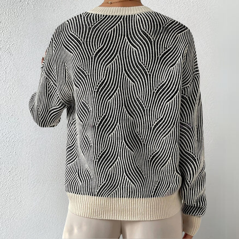 Achterkant van een zwart-wit gestreepte trui met golvend patroon, gedragen door een persoon. Modieuze herentrui, casual stijl, comfortabele pasvorm.