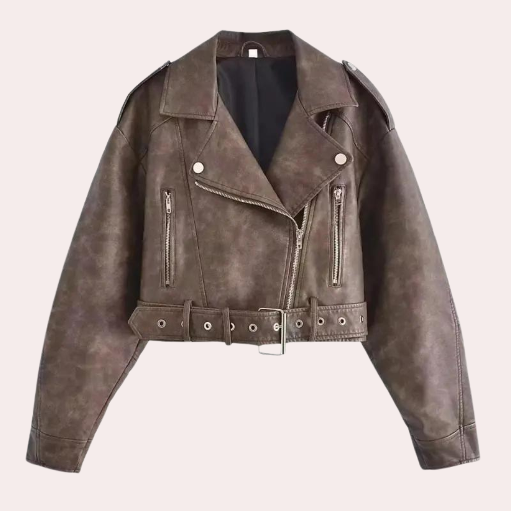 Bruin leren bikerjack voor dames met asymmetrische rits, zilveren knopen en riem. Perfect voor een stoere, modieuze look.