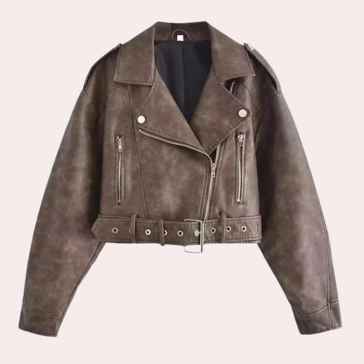 Bruin leren bikerjack voor dames met asymmetrische rits, zilveren knopen en riem. Perfect voor een stoere, modieuze look.