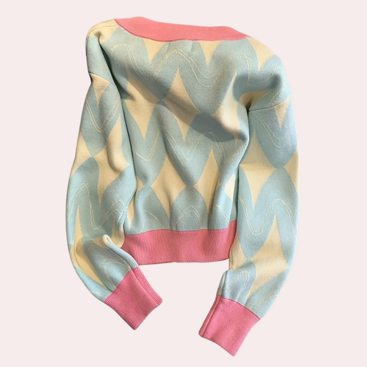 Pastelblauwe en roze trui met geometrisch zigzagpatroon, lange mouwen en ronde hals. Modieuze dameskleding, comfortabele en stijlvolle sweater.
