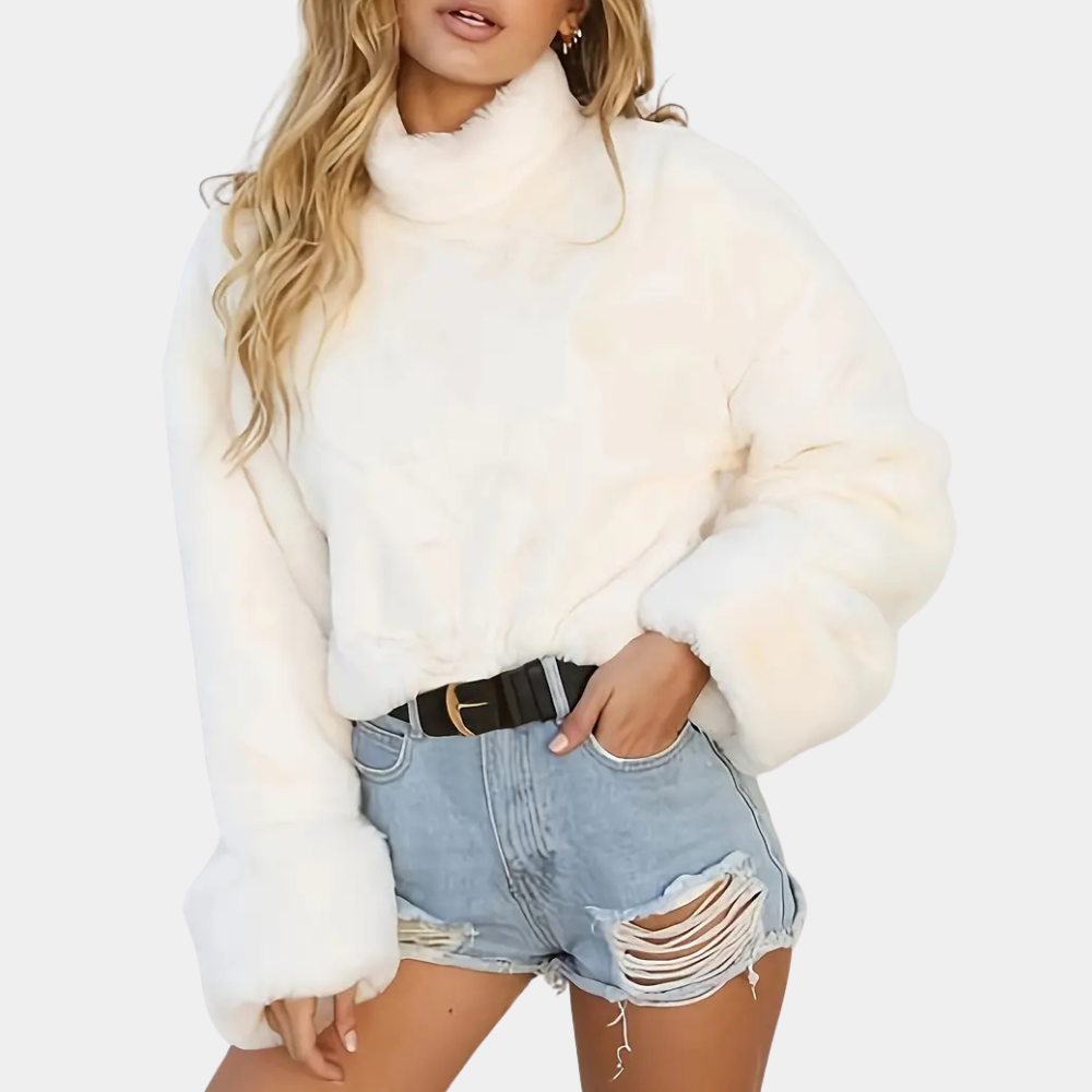 Vrouw in witte, pluizige trui met col en gescheurde denim shorts. Modieuze winteroutfit, casual stijl, trendy dameskleding.