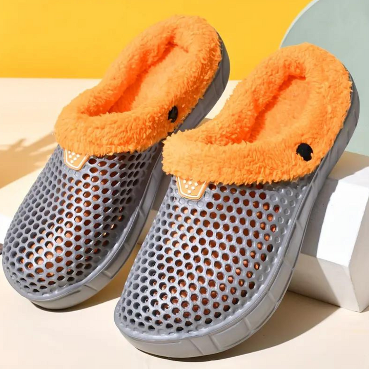 Grijze geperforeerde pantoffels met oranje pluche voering, comfortabele winter slippers, antislip, unisex design, perfect voor binnen en buiten.