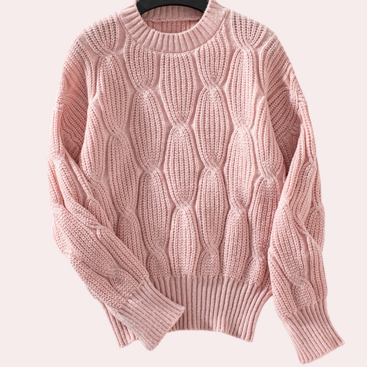 Roze gebreide trui met kabelpatroon, damesmode, winterkleding, warme wollen sweater, casual stijl, comfortabele en stijlvolle outfit.