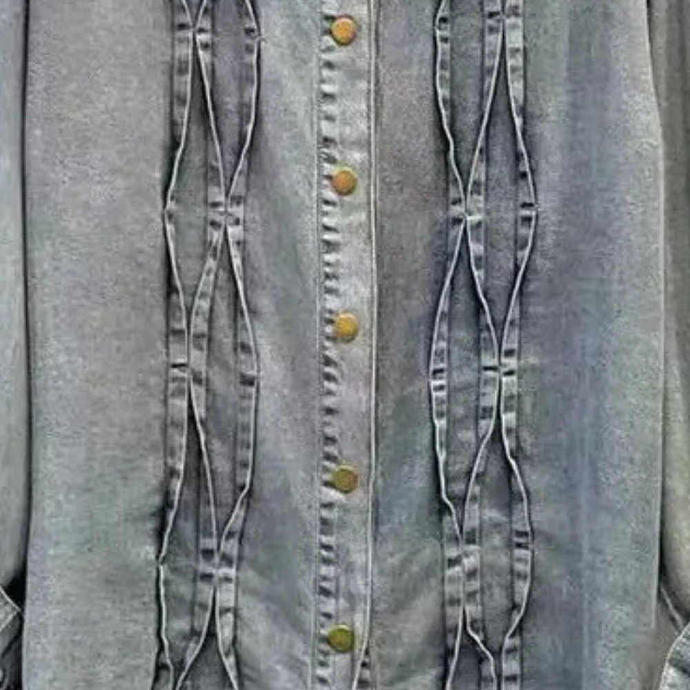 Grijze denim blouse met knoopsluiting en decoratieve plooien, modieuze dameskleding, casual stijl, trendy en comfortabel ontwerp.