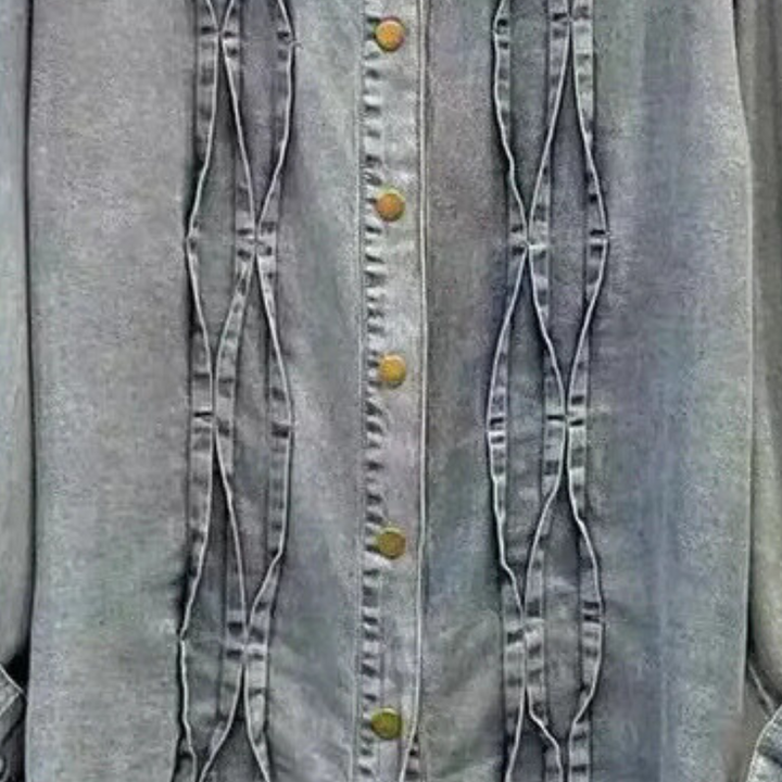 Grijze denim blouse met knoopsluiting en decoratieve plooien, modieuze dameskleding, casual stijl, trendy en comfortabel ontwerp.