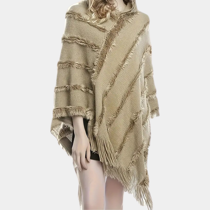 Beige poncho met franjes, damesmode, warme winterkleding, stijlvolle gebreide omslagdoek, casual herfstoutfit, comfortabele damesponcho.