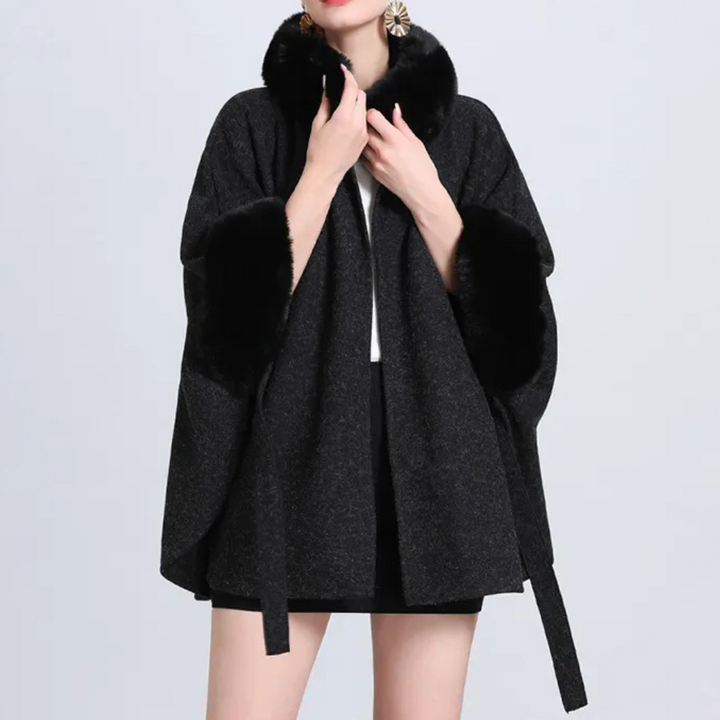 Elegante zwarte damesmantel met bontkraag en manchetten, modieuze winterjas, stijlvolle kleding, warme damesmode, trendy buitenkleding.