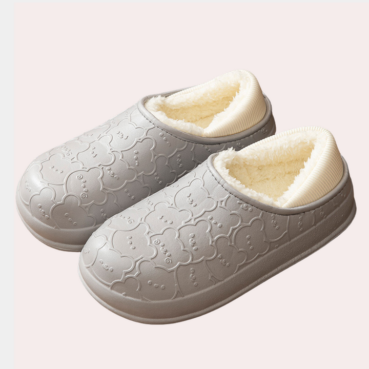 Grijze pantoffels met schattig wolkenpatroon en zachte voering, ideaal voor wintercomfort. Perfecte huisschoenen voor warme voeten.