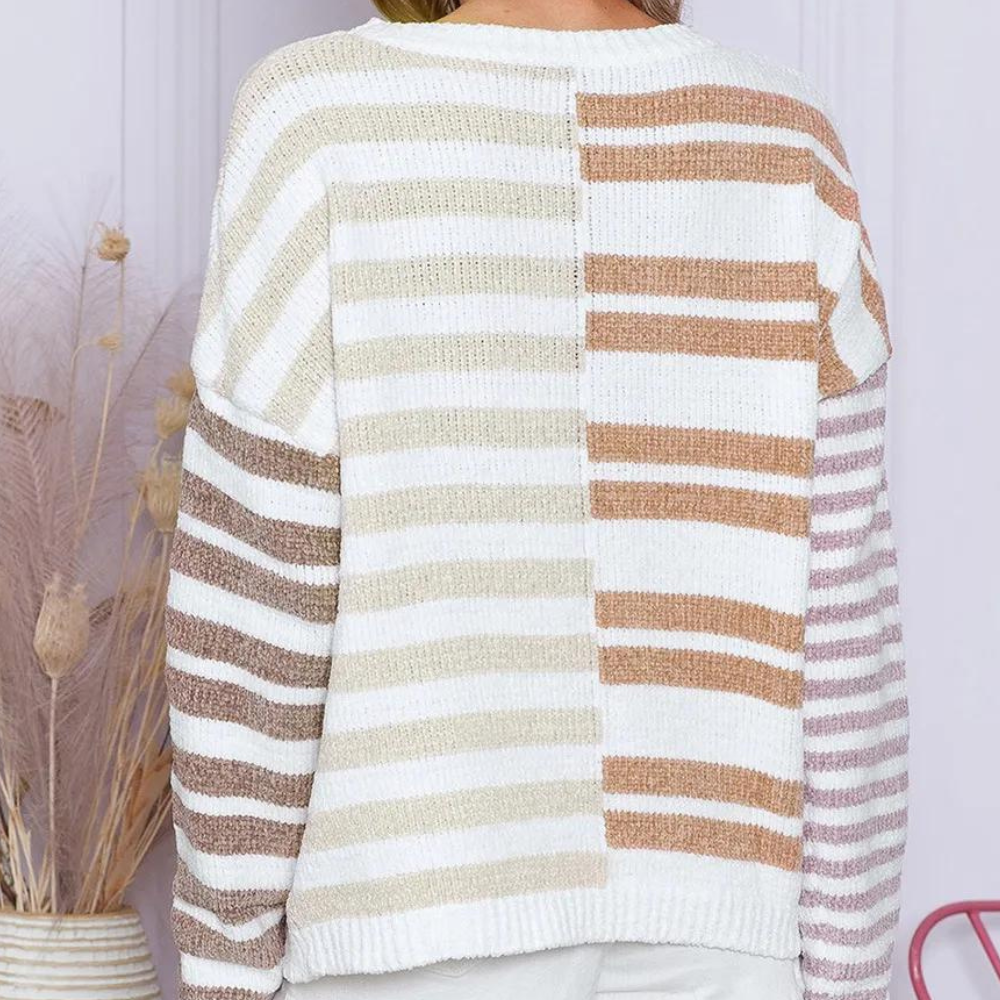 Gestreepte damestrui in beige, wit en roze tinten, gebreid patroon, lange mouwen, casual mode, herfstkleding, comfortabele pasvorm.