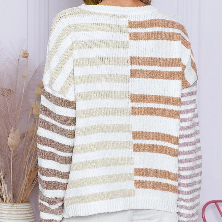 Gestreepte damestrui in beige, wit en roze tinten, gebreid patroon, lange mouwen, casual mode, herfstkleding, comfortabele pasvorm.