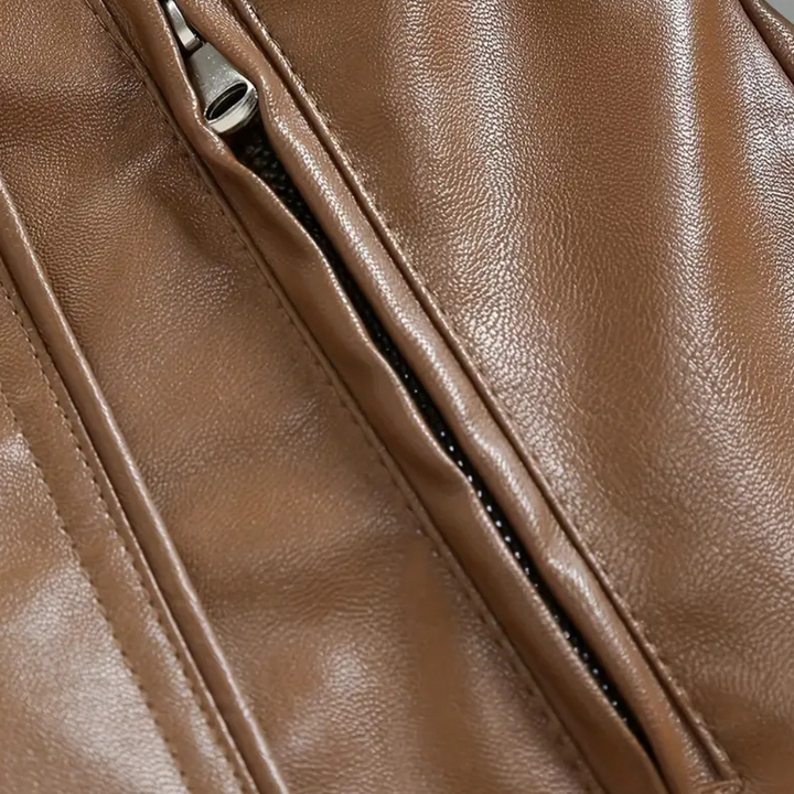 Bruine leren jas met rits, close-up. Hoogwaardige textuur, modieuze kleding, duurzame materialen. Perfect voor herfst- en wintermode.