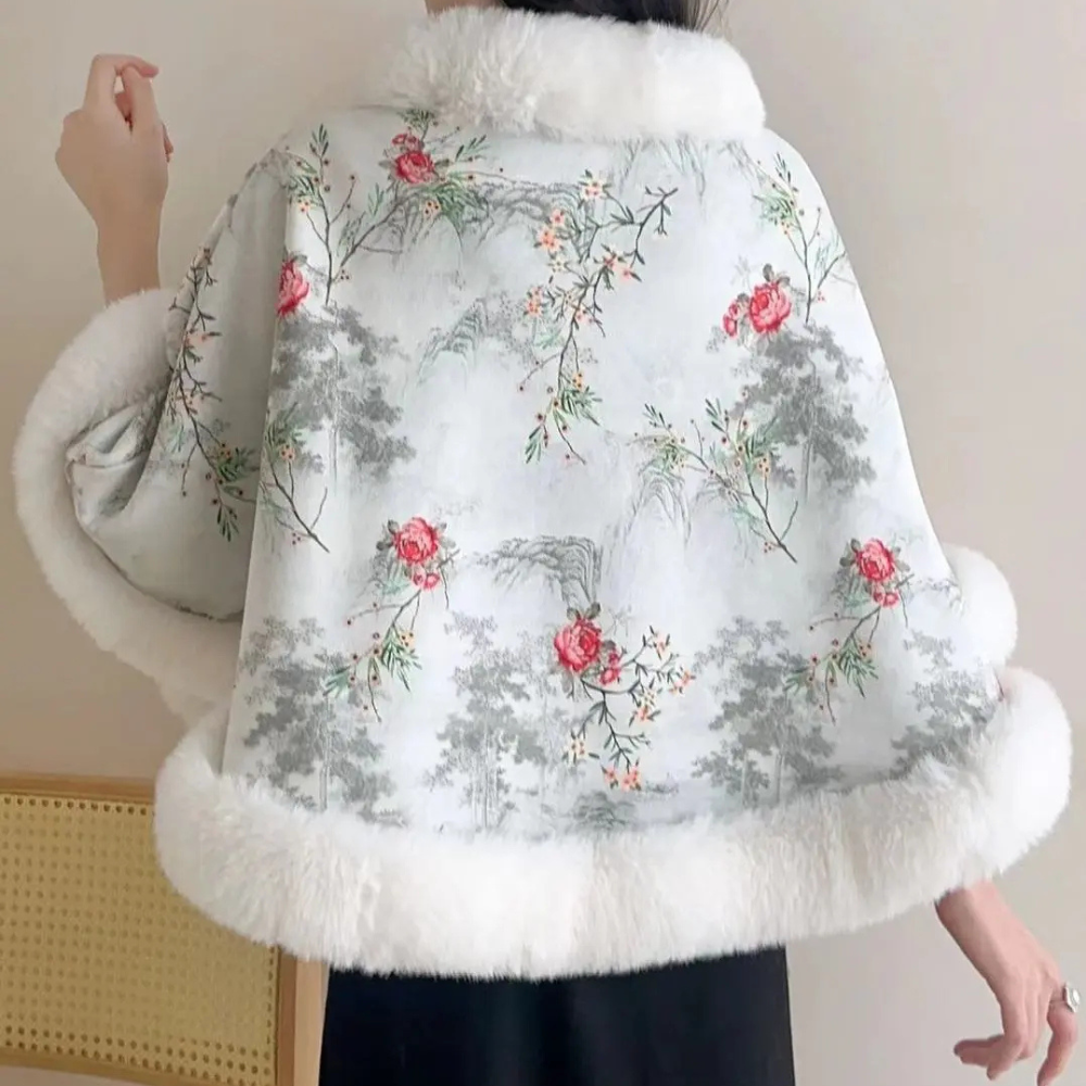 Vrouw in elegante kimono met bloemenprint en witte bontkraag, traditionele Japanse mode, stijlvolle kleding, culturele kledingstijl.