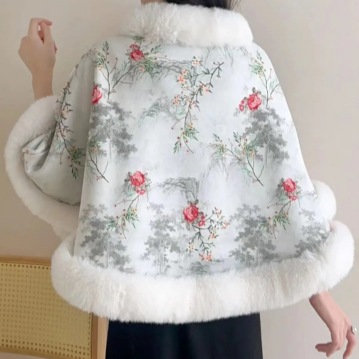 Vrouw in elegante kimono met bloemenprint en witte bontkraag, traditionele Japanse mode, stijlvolle kleding, culturele kledingstijl.