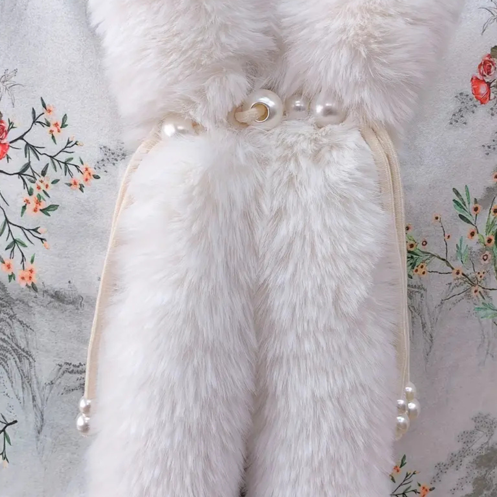 Witte bontjas met pareldetail, elegante wintermode, zachte textuur, bloemenachtergrond, luxe dameskleding, stijlvolle jas voor koude seizoenen.