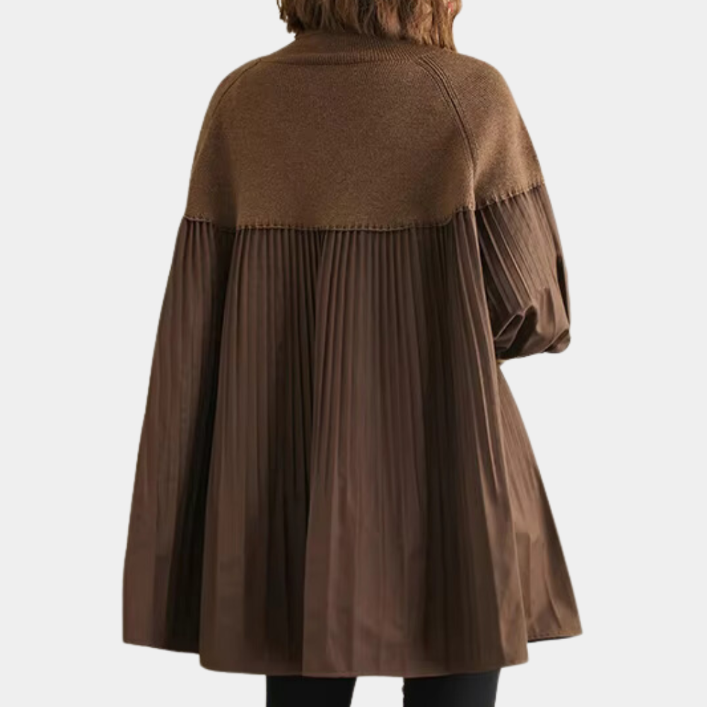 Bruine damesjas met plissé details, lange mouwen en losse pasvorm. Modieuze herfstkleding, ideaal voor casual en stijlvolle outfits.