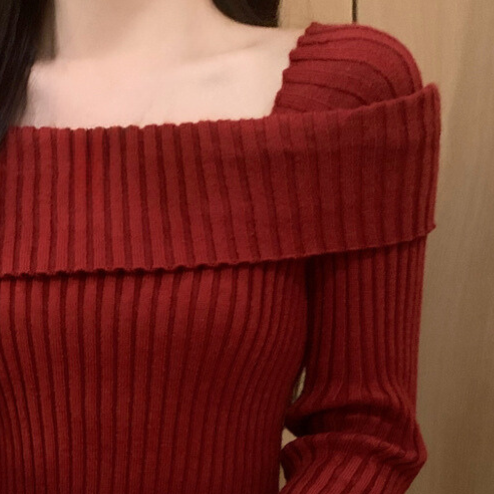 Rode off-shoulder trui met geribbelde textuur, modieuze dameskleding, herfst- en wintermode, stijlvolle en comfortabele outfit.