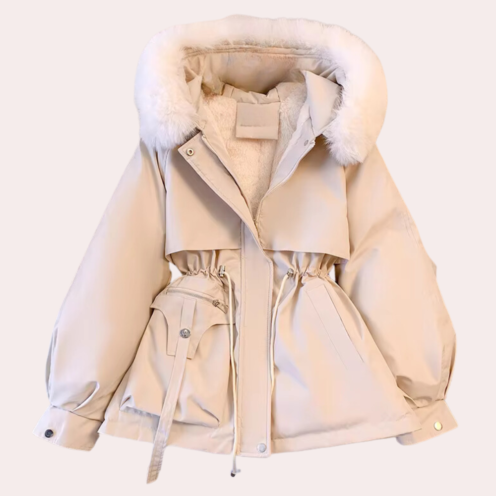 Beige winterjas met capuchon, witte bontkraag en trekkoord taille. Stijlvolle damesjas, warme voering, ideaal voor koude seizoenen.
