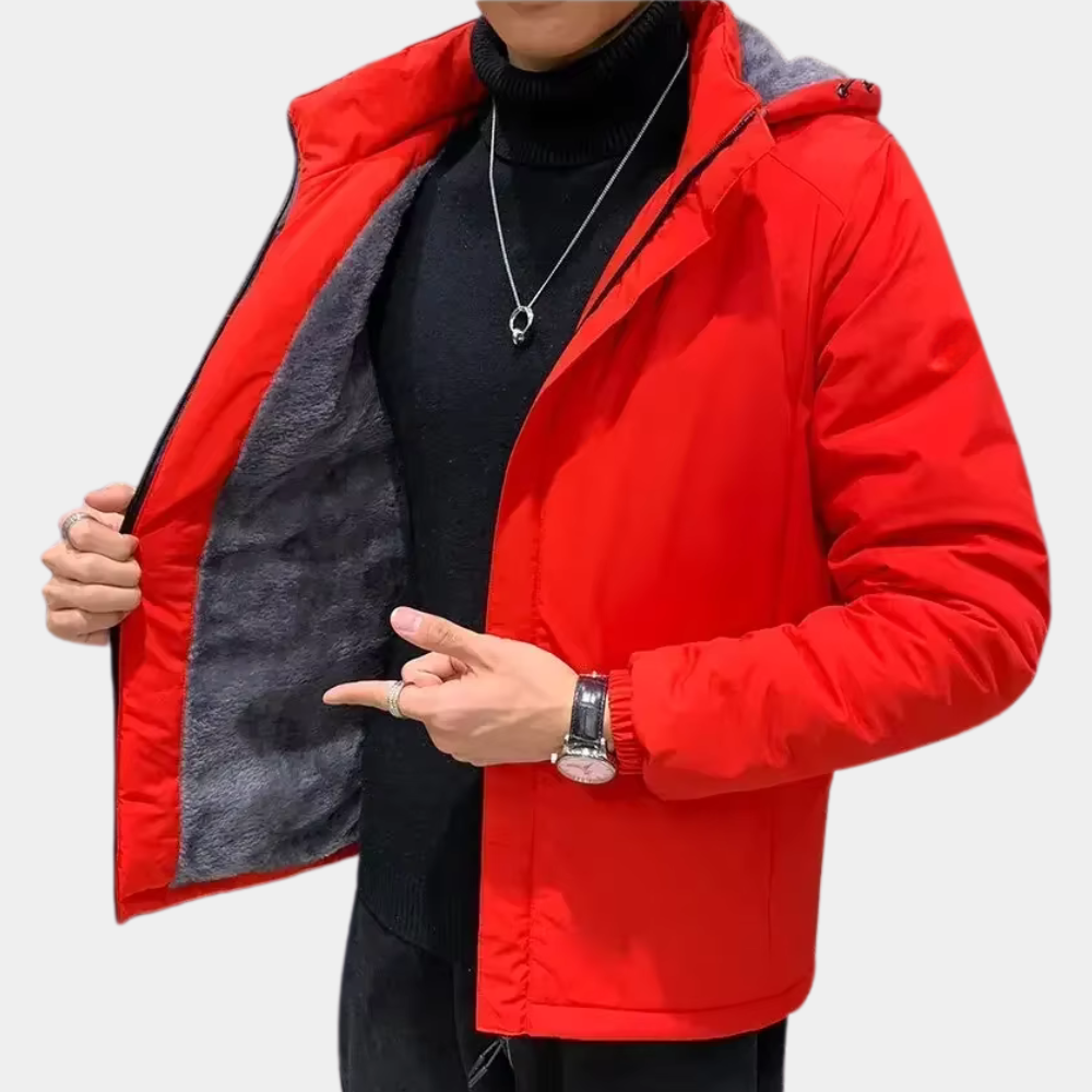 Rode winterjas voor heren met capuchon, gevoerd met grijze fleece. Modieuze en warme jas, ideaal voor koude seizoenen. Perfecte herenkleding.