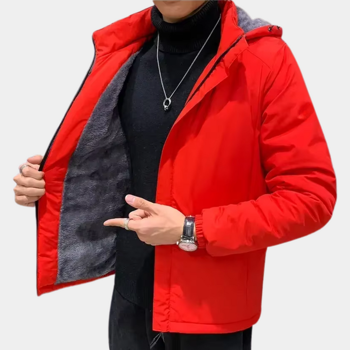 Rode winterjas voor heren met capuchon, gevoerd met grijze fleece. Modieuze en warme jas, ideaal voor koude seizoenen. Perfecte herenkleding.