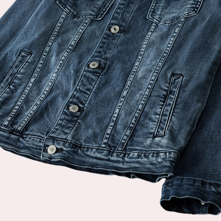 Donkerblauw denim jack met knopen, borstzakken en lichte wassing. Stijlvol en veelzijdig, perfect voor casual en modieuze outfits.